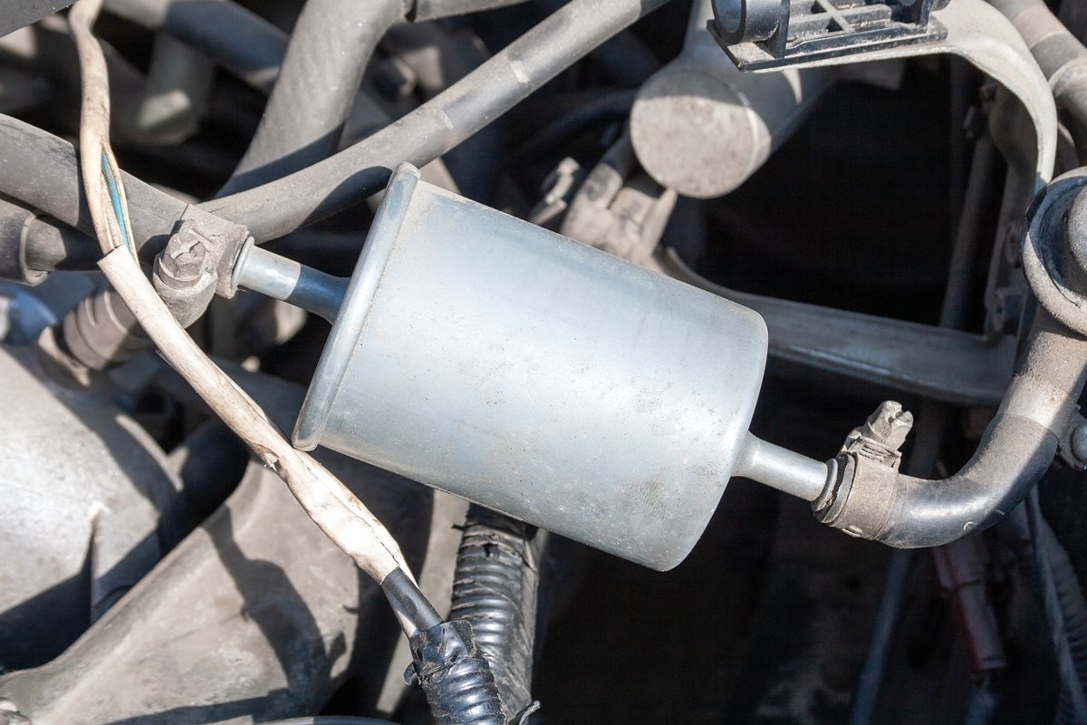 Inline fuel filter mounted in a vehicle's fuel delivery system